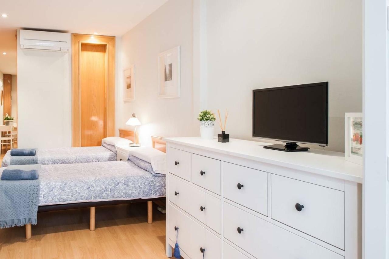 Nice Apartment Near Barcelona Center Buitenkant foto